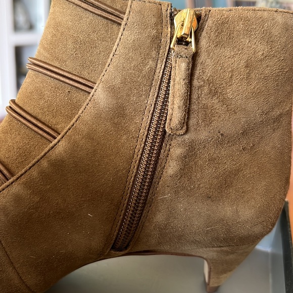 Suede booties floor sample. Pointy toe, 2 inch hills - Picture 7 of 8